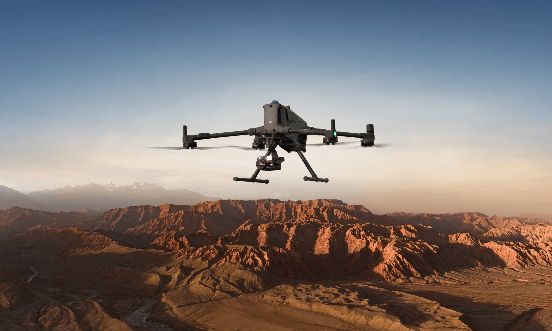 Drone profesional duke fluturuar mbi malet shqiptare në orën e artë